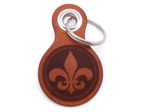Schlsselanhnger Fleur de Lis Schlsselanhnger Modellnummer  cognac braun/graviert
