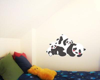 Buntes Wandtattoo  Kuschelnde Pandas 