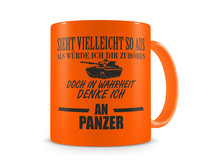 Tasse mit dem Motiv Ich denke an Panzer Tasse Modellnummer  neon orange/schwarz