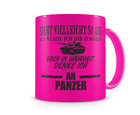 Tasse mit dem Motiv Ich denke an Panzer Tasse Modellnummer  neon pink/schwarz
