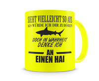 Tasse mit dem Motiv Ich denke an einen Hai Tasse Modellnummer  neon gelb/schwarz