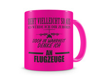 Tasse mit dem Motiv Ich denke an Flugzeuge Tasse Modellnummer  neon pink/schwarz