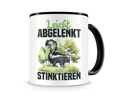 Tasse mit dem Motiv Leicht abgelenkt von Stinktieren