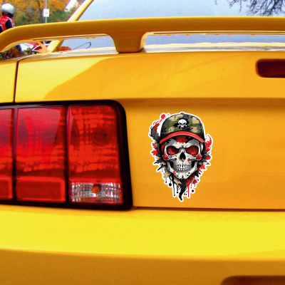 Roter Totenkopf mit Kappe Aufkleber Cartoon - Ansicht 2