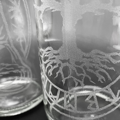 Glas Flasche mit Valknut und Runen Gravur - Ansicht 2